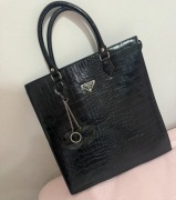 Piękna torebka napis  Prada ,mieści A4 stan idealny 