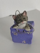 FIGURKA - KOTEK W TORBIE NA PREZENT