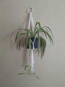 Kwietnik wiszący z materiałowego sznurka z metalową zawieszką