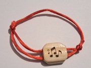 Bransoletka z drewnianą zawieszką i nutkami idealna na prezent dla 