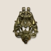 Ozdobna mosiężna kołatka do drzwi – antyczny styl