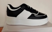 Sneakersy.......