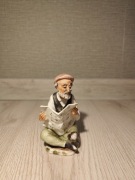 Figurka Porcelanowa Dziadek Czytający Gazetę