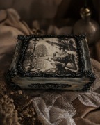 Elegancka Herbaciarka Vintage – Rękodzieło Decoupage (Dama Retro)