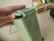 Miniaturowy kosz na śmieci z pokrywką w skali 1:6 plastikowy dla lalek