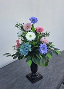 Bukiet wazon z kwiatami na grób cmentarz pomnik 