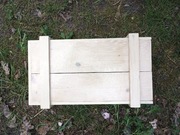 Mała drewniana szafka wisząca 