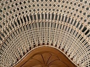 Naprawa krzeseł Thonet rattanem. Renowacja mebli.