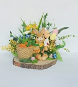 Wielkanocna dekoracja z zajączkiem. Stroik wielkanocny z królikiem .