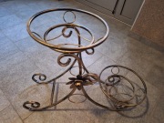 Kwietnik dwuramienny o wysokości 58 cm