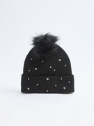 Czapka damska z pomponami i kryształkami.