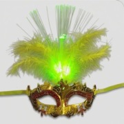 złota maska karnawałowa z czerwonymi akcentami, ozdobiona żółtymi piórami