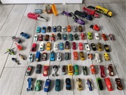 Zestaw Hot Wheels 77 pojazdów + wyrzutnia + mini zjeżdżalnia