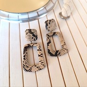 Kolczyki geometryczne skóra węża vintage zwierzęcy motyw wkrętki sztyfty