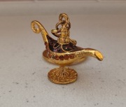 Metalowy breloczek w kształcie Lampy Alladyna.