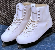 Łyżwy figurowe firmy Action, rozmiar 38 , wkładki 24 cm. Jak nowe.