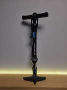 Pompka podłogowa rowerowa B'Twin 500 Decathlon manometr Presta Schrader MTB