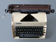 Maszyna do pisania Predom Łucznik model 1304 w walizce