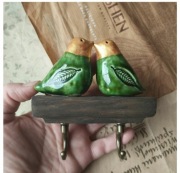 Wieszak ze szmaragdowymi ptaszkami 