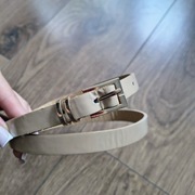 Beżowy lakierowany pasek 