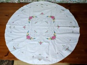 Ręcznie haftowana serweta 80x75