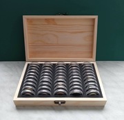 Skrzyneczka/pudełko z 50 monetami w kapslach ochronnych.