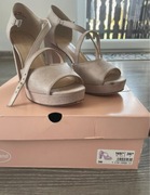 Beżowe buty na słupku