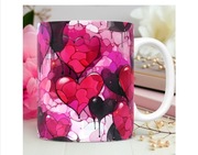 Kubek do kawy w serduszka walentynkowy. 