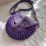 Torebka na ramię + skórzana klapka i pasek, rękodzieło, fiolety 