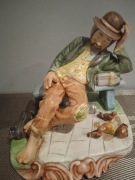 Figurka z porcelany,  Dziadek na ławce