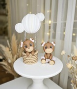 Figurka z masy cukrowej miś w koszyku balonik dla dziecka na tort