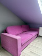 Fioletowa sofa z funkcją spania