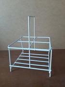 Białe metalowe nosidło / stojak na 4 butelki 