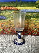 Szklanka na stopce. Ceramika bolesławiecka