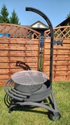 Grill ogrodowy na kółkach.