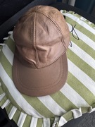 Skórzana beżowa czapka z daszkiem viral Pinterest vogue