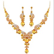 Zestaw eleganckiej biżuterii z żółtymi kamieniami