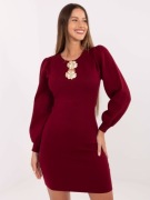 Bordowa dzianinowa sukienka ze złotymi broszkami
