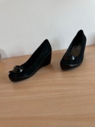 Czarne zamszowe buty na koturnie marki Kazar