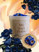 Świeca sojowa zdobiona niebieskimi kwiatami pozłacana