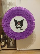 Piniata Kuromi fioletowa na białym tle 