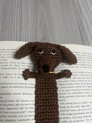zakładka do książki piesek jamnik brązowy handmade na szydełku 