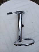 Podnóżek do hokera Kolor chrom . Rozstaw śrub 8x8cm 