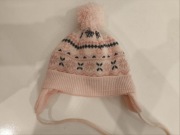 Czapka niemowlęca zawiązywana na sznurki z pomponem różowa we wzory