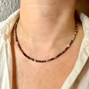 Naszyjnik z rodonitu – ukojenie emocji i piękna, kobieca energia