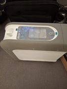 Przenośny koncentrator tlenu używany z dodatkową bater