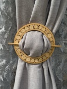 Dwie drewniane klamry do upinania zasłon i firan