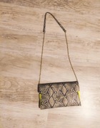 Torebka motyw wężowej skóry na łańcuszku, z żółtym motywem po bokach