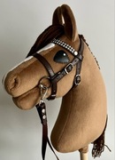 NOWY Hobby Horse A4 z ogłowiem i wodzami brązowy