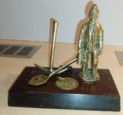 GÓRNIK MOSIĘŻNA FIGURKA NA PODSTAWCE